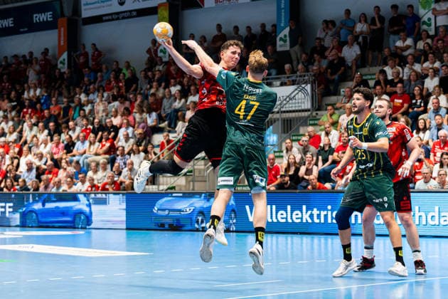 Hamm, Deutschland 28. August 2026: 2. HBL - 2026 2027 - Sp. 1 - ASV Hamm-Westfalen gegen VfL Eintracht Hagen Im Bild: v. li. im Zweikampf Pawel Krawczyk (ASV) und Dustin Kraus (Hagen) WESTPRESS Arena Nordrhein Westfalen Copyright: xFotostandx xKruczynskix