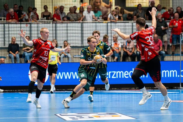 Hamm, Deutschland 28. August 2026: 2. HBL - 2026 2027 - Sp. 1 - ASV Hamm-Westfalen gegen VfL Eintracht Hagen Im Bild: v. li. im Zweikampf Ole Machner (ASV), Frederik Puls (Hagen) und Pawel Krawczyk (ASV) WESTPRESS Arena Nordrhein Westfalen Copyright: xFotostandx xKruczynskix