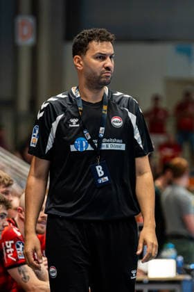 Hamm, Deutschland 28. August 2026: 2. HBL - 2026 2027 - Sp. 1 - ASV Hamm-Westfalen gegen VfL Eintracht Hagen Im Bild: Trainer Jamal Naji (ASV) ist ärgerlich auf dem Spielfeld WESTPRESS Arena Nordrhein Westfalen Copyright: xFotostandx xKruczynskix