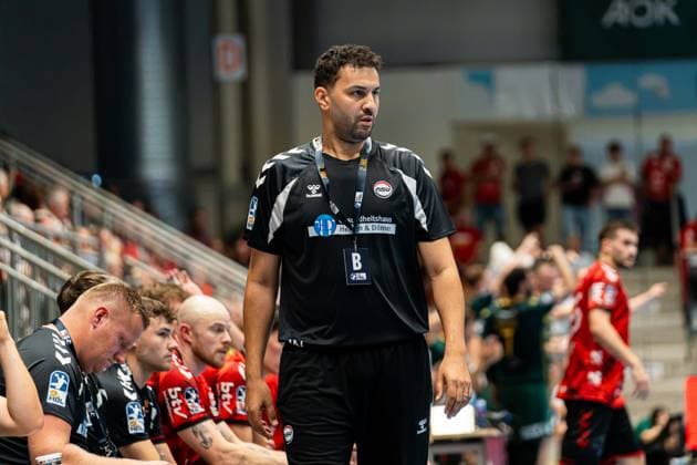 Hamm, Deutschland 28. August 2026: 2. HBL - 2026 2027 - Sp. 1 - ASV Hamm-Westfalen gegen VfL Eintracht Hagen Im Bild: Trainer Jamal Naji (ASV) ist nachdenklich auf dem Spielfeld. WESTPRESS Arena Nordrhein Westfalen Copyright: xFotostandx xKruczynskix