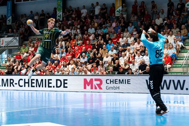 Hamm, Deutschland 28. August 2026: 2. HBL - 2026 2027 - Sp. 1 - ASV Hamm-Westfalen gegen VfL Eintracht Hagen Im Bild: v. li. im Zweikampf Dustin Kraus (Hagen) und Torwart Marcos Vinicius Colodeti (ASV) WESTPRESS Arena Nordrhein Westfalen Copyright: xFotostandx xKruczynskix