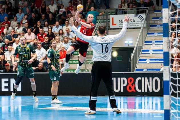 Hamm, Deutschland 28. August 2026: 2. HBL - 2026 2027 - Sp. 1 - ASV Hamm-Westfalen gegen VfL Eintracht Hagen Im Bild: v. li. im Zweikampf Ole Machner (ASV) und Torwart Pascal Bochmann (Hagen) WESTPRESS Arena Nordrhein Westfalen Copyright: xFotostandx xKruczynskix