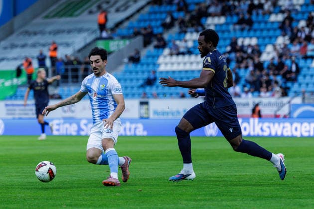 28.08.2026, GER, Regionalliga Nord-Ost, 3. Spieltag, Saison 2026 2027), Chemnitz, Chemnitzer FC - FC Carl Zeiss Jena Domenico Alberico (Chemnitzer FC 10) im Zweikampf gegen Miguel Boog (FC Carl Zeiss Jena 25) Chemnitz eins-Stadion - An der Gellertstraße Sachsen Deutschland Copyright: xnordphotoxGmbHx xTrienitzx