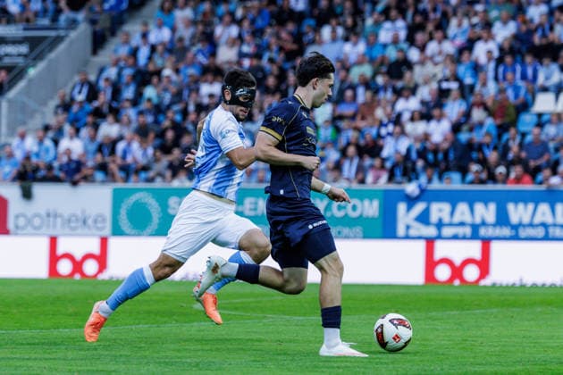 28.08.2026, GER, Regionalliga Nord-Ost, 3. Spieltag, Saison 2026 2027), Chemnitz, Chemnitzer FC - FC Carl Zeiss Jena Emilio Munser (FC Carl Zeiss Jena 16) im Zweikampf gegen Roman Eppendorfer (Chemnitzer FC 25) Chemnitz eins-Stadion - An der Gellertstraße Sachsen Deutschland Copyright: xnordphotoxGmbHx xTrienitzx