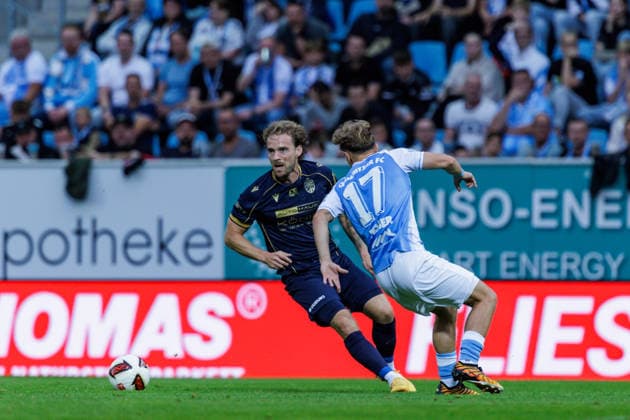 28.08.2026, GER, Regionalliga Nord-Ost, 3. Spieltag, Saison 2026 2027), Chemnitz, Chemnitzer FC - FC Carl Zeiss Jena Nils Butzen (FC Carl Zeiss Jena 26) im Zweikampf gegen Maximilian Fesser (Chemnitzer FC 17) Chemnitz eins-Stadion - An der Gellertstraße Sachsen Deutschland Copyright: xnordphotoxGmbHx xTrienitzx