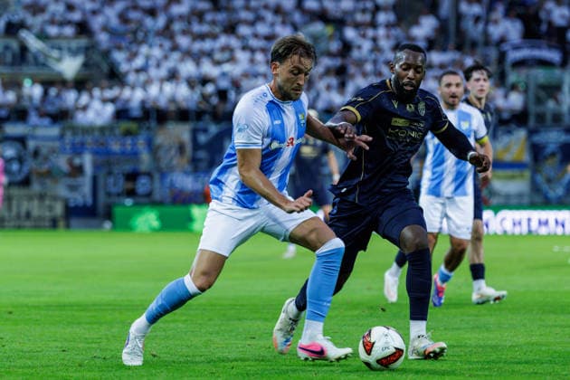 28.08.2026, GER, Regionalliga Nord-Ost, 3. Spieltag, Saison 2026 2027), Chemnitz, Chemnitzer FC - FC Carl Zeiss Jena Dennis Slamar (Chemnitzer FC 21) im Zweikampf gegen ManassÃ Eshele Manasse Eshele (FC Carl Zeiss Jena 9) Chemnitz eins-Stadion - An der Gellertstraße Sachsen Deutschland Copyright: xnordphotoxGmbHx xTrienitzx