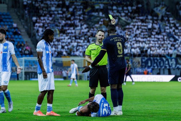 28.08.2026, GER, Regionalliga Nord-Ost, 3. Spieltag, Saison 2026 2027), Chemnitz, Chemnitzer FC - FC Carl Zeiss Jena ManassÃ Eshele Manasse Eshele (FC Carl Zeiss Jena 9) bekommt die gelbe Karte von Schiedsrichter Florian Lukawski Chemnitz eins-Stadion - An der Gellertstraße Sachsen Deutschland Copyright: xnordphotoxGmbHx xTrienitzx