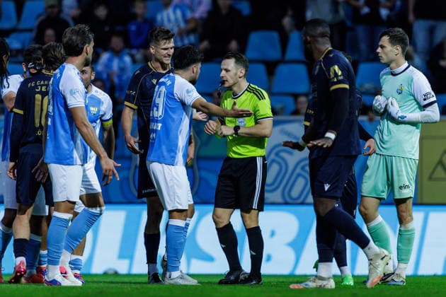 28.08.2026, GER, Regionalliga Nord-Ost, 3. Spieltag, Saison 2026 2027), Chemnitz, Chemnitzer FC - FC Carl Zeiss Jena Tom Baumgart (Chemnitzer FC 29) diskutiert mit Schiedsrichter Florian Lukawski Chemnitz eins-Stadion - An der Gellertstraße Sachsen Deutschland Copyright: xnordphotoxGmbHx xTrienitzx