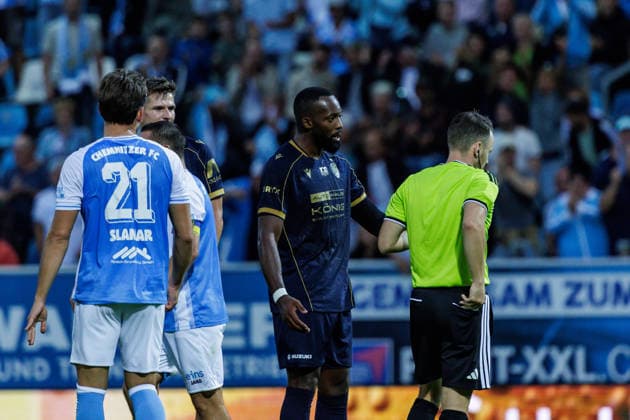 28.08.2026, GER, Regionalliga Nord-Ost, 3. Spieltag, Saison 2026 2027), Chemnitz, Chemnitzer FC - FC Carl Zeiss Jena ManassÃ Eshele Manasse Eshele (FC Carl Zeiss Jena 9) bekommt die gelb rote Karte von Schiedsrichter Florian Lukawski Chemnitz eins-Stadion - An der Gellertstraße Sachsen Deutschland Copyright: xnordphotoxGmbHx xTrienitzx
