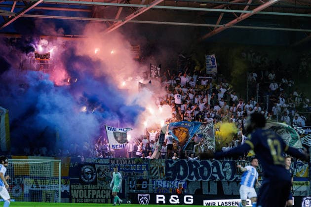 28.08.2026, GER, Regionalliga Nord-Ost, 3. Spieltag, Saison 2026 2027), Chemnitz, Chemnitzer FC - FC Carl Zeiss Jena Fanblock von FC Carl Zeiss Jena mit Pyrotechnik Chemnitz eins-Stadion - An der Gellertstraße Sachsen Deutschland Copyright: xnordphotoxGmbHx xTrienitzx