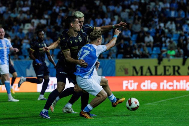 28.08.2026, GER, Regionalliga Nord-Ost, 3. Spieltag, Saison 2026 2027), Chemnitz, Chemnitzer FC - FC Carl Zeiss Jena Maximilian Fesser (Chemnitzer FC 17) im Zweikampf gegen Timon Burmeister (FC Carl Zeiss Jena 28) Chemnitz eins-Stadion - An der Gellertstraße Sachsen Deutschland Copyright: xnordphotoxGmbHx xTrienitzx