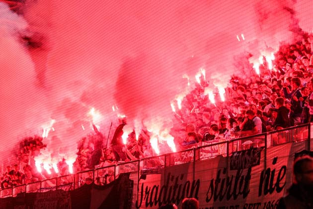 28.08.2026, GER, Regionalliga Nord-Ost, 3. Spieltag, Saison 2026 2027), Chemnitz, Chemnitzer FC - FC Carl Zeiss Jena Fans vom Chemnitzer FC mit Pyrotechnik Chemnitz eins-Stadion - An der Gellertstraße Sachsen Deutschland Copyright: xnordphotoxGmbHx xTrienitzx