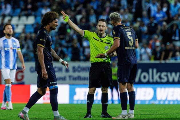 28.08.2026, GER, Regionalliga Nord-Ost, 3. Spieltag, Saison 2026 2027), Chemnitz, Chemnitzer FC - FC Carl Zeiss Jena Sören Reddemann Soeren Reddemann (FC Carl Zeiss Jena 5) mit einer gelb-roten Karte von Schiedsrichter Florian Lukawski Chemnitz eins-Stadion - An der Gellertstraße Sachsen Deutschland Copyright: xnordphotoxGmbHx xTrienitzx