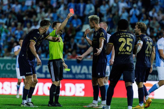 28.08.2026, GER, Regionalliga Nord-Ost, 3. Spieltag, Saison 2026 2027), Chemnitz, Chemnitzer FC - FC Carl Zeiss Jena Schiedsrichter Florian Lukawski zeigt Sören Reddemann Soeren Reddemann (FC Carl Zeiss Jena 5) die gelb-rote Karte Chemnitz eins-Stadion - An der Gellertstraße Sachsen Deutschland Copyright: xnordphotoxGmbHx xTrienitzx