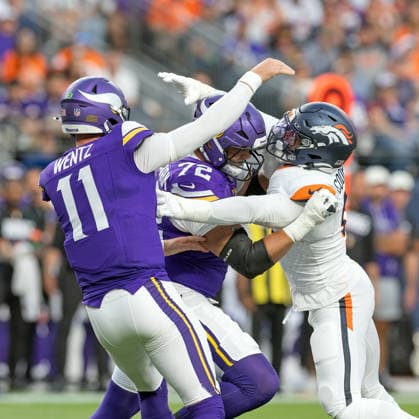 August 28, 2026, Denver, Colorado, USA: Broncos OLB JONATHON COOPER puts pressure on Vikings QB CARSON WENTZ during the 1st. Half at Empower Field at Mile High Friday evening. Broncos beat the Vikings 34-6 in Pre-Season play. Credit Image: ZUMA Press Wire) NFL, American Football Herren, USA Pre-Season 2026 - Broncos Beat The Vikings 34-6 In Pre-Season Play Friday Evening.  - ZUMAav4_ 20260828_zaf_av4_011 Copyright: xHectorxAcevedox