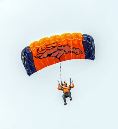 August 28, 2026, Denver, Colorado, USA: A Broncos SKY Dive team member parachutes on to the field during the start of the 1st. Half at Empower Field at Mile High Friday evening. Broncos beat the Vikings 34-6 in Pre-Season play. Credit Image: ZUMA Press Wire) NFL, American Football Herren, USA Pre-Season 2026 - Broncos Beat The Vikings 34-6 In Pre-Season Play Friday Evening.  - ZUMAav4_ 20260828_zaf_av4_014 Copyright: xHectorxAcevedox
