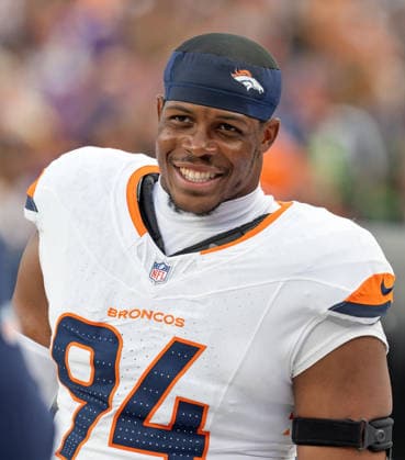 August 28, 2026, Denver, Colorado, USA: Broncos DL JORDAN JACKSON is all smiles before the start of the game on the bench during the 1st. Half at Empower Field at Mile High Friday evening. Broncos beat the Vikings 34-6 in Pre-Season play. Credit Image: ZUMA Press Wire) Denver USA - ZUMAav4_ 20260828_zaf_av4_009 Copyright: xHectorxAcevedox