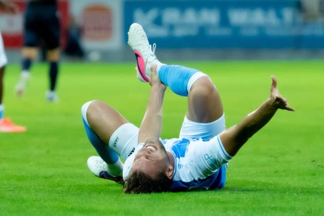 Chemnitz, Deutschland 28. August 2026: Regionalliga Nordost - 2026 2027 - Sp. 7 - Chemnitzer FC gegen FC Carl Zeiss Jena Im Bild: Dennis Slamar (CFC) gefoult am Boden Copyright: xFotostandx xNachtigallx
