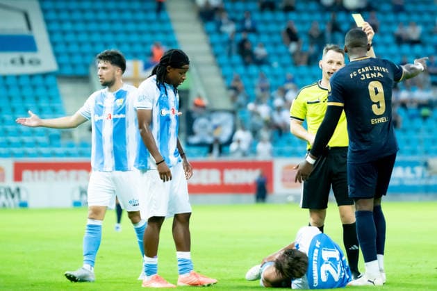 Chemnitz, Deutschland 28. August 2026: Regionalliga Nordost - 2026 2027 - Sp. 7 - Chemnitzer FC gegen FC Carl Zeiss Jena Im Bild: Manasse Eshele (FC) 5.v.li. nach einem Foul mit der Gelben Karte Copyright: xFotostandx xNachtigallx