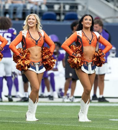 August 29, 2026, Denver, Colorado, USA: The Broncos Cheerleaders entertain the crowd during the 1st. Half at Empower Field at Mile High Friday evening. Broncos beat the Vikings 34-6 in Pre-Season play. Credit Image: ZUMA Press Wire) NFL, American Football Herren, USA Pre-Season 2026 - Broncos Beat The Vikings 34-6 In Pre-Season Play Friday Evening.  - ZUMAav4_ 20260829_zaf_av4_006 Copyright: xHectorxAcevedox