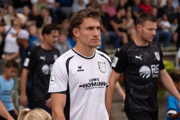 28.08.2026, xhfmx, Fussball Regionalliga Suedwest, SG Barockstadt Fulda-Lehnerz - FSV Frankfurt Nick Doktorczyk (FSV Frankfurt) beim Einlauf Fulda