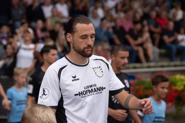 28.08.2026, xhfmx, Fussball Regionalliga Suedwest, SG Barockstadt Fulda-Lehnerz - FSV Frankfurt Lukas Gottwalt (FSV Frankfurt) beim Einlauf Fulda