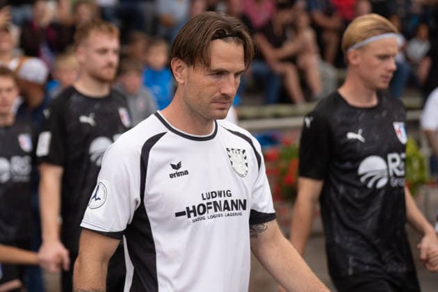28.08.2026, xhfmx, Fussball Regionalliga Suedwest, SG Barockstadt Fulda-Lehnerz - FSV Frankfurt Cas Peters (FSV Frankfurt) beim Einlauf Fulda