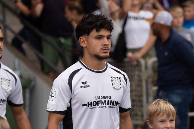 28.08.2026, xhfmx, Fussball Regionalliga Suedwest, SG Barockstadt Fulda-Lehnerz - FSV Frankfurt Elias Adam Breir (FSV Frankfurt) beim Einlauf Fulda