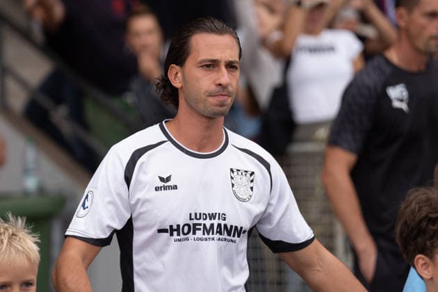 28.08.2026, xhfmx, Fussball Regionalliga Suedwest, SG Barockstadt Fulda-Lehnerz - FSV Frankfurt Giorgio Del Vecchio (FSV Frankfurt) beim Einlauf Fulda