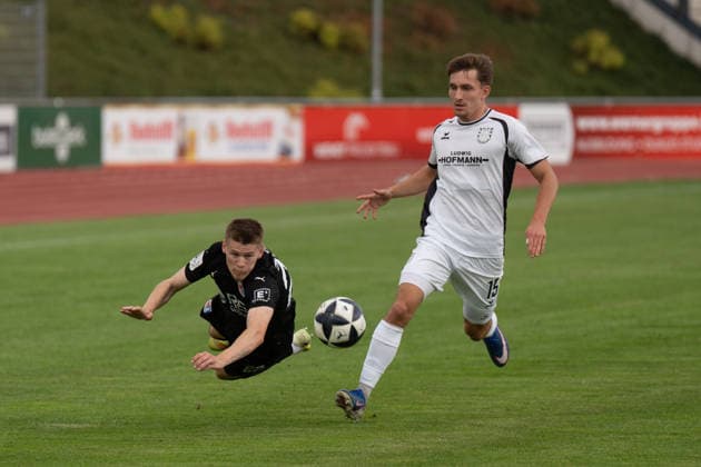 28.08.2026, xhfmx, Fussball Regionalliga Suedwest, SG Barockstadt Fulda-Lehnerz - FSV Frankfurt Nick Doktorczyk (FSV Frankfurt) im Zweikampf mit einem Gegenspieler Fulda