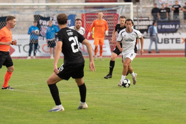 28.08.2026, xhfmx, Fussball Regionalliga Suedwest, SG Barockstadt Fulda-Lehnerz - FSV Frankfurt Giorgio Del Vecchio (FSV Frankfurt) im Zweikampf mit einem Gegenspieler Fulda