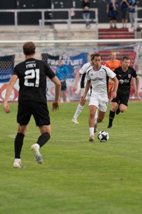 28.08.2026, xhfmx, Fussball Regionalliga Suedwest, SG Barockstadt Fulda-Lehnerz - FSV Frankfurt Giorgio Del Vecchio (FSV Frankfurt) im Zweikampf mit einem Gegenspieler Fulda