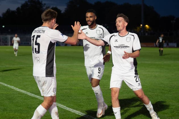 28.08.2026, xhfmx, Fussball Regionalliga Suedwest, SG Barockstadt Fulda-Lehnerz - FSV Frankfurt v.l. Nick Doktorczyk (FSV Frankfurt). Godwin McDonald (FSV Frankfurt), David Deger (FSV Frankfurt) bejubeln das 1:2 gegen Fulda. Tor, Goal, Jubel, Celebration Fulda