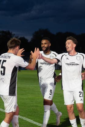 28.08.2026, xhfmx, Fussball Regionalliga Suedwest, SG Barockstadt Fulda-Lehnerz - FSV Frankfurt v.l. Nick Doktorczyk (FSV Frankfurt), Godwin McDonald (FSV Frankfurt), David Deger (FSV Frankfurt) bejubeln das 1:2 gegen Fulda. Tor, Goal, Jubel, Celebration Fulda