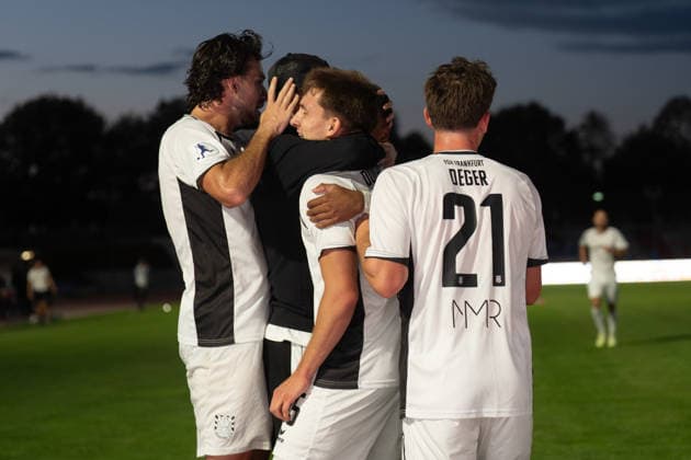 28.08.2026, xhfmx, Fussball Regionalliga Suedwest, SG Barockstadt Fulda-Lehnerz - FSV Frankfurt v.l. Filip Pandza (FSV Frankfurt), Cas Peters (FSV Frankfurt), Nick Doktorczyk (FSV Frankfurt), David Deger (FSV Frankfurt) bejubeln das 1:2 gegen Fulda. Tor, Goal, Jubel, Celebration Fulda