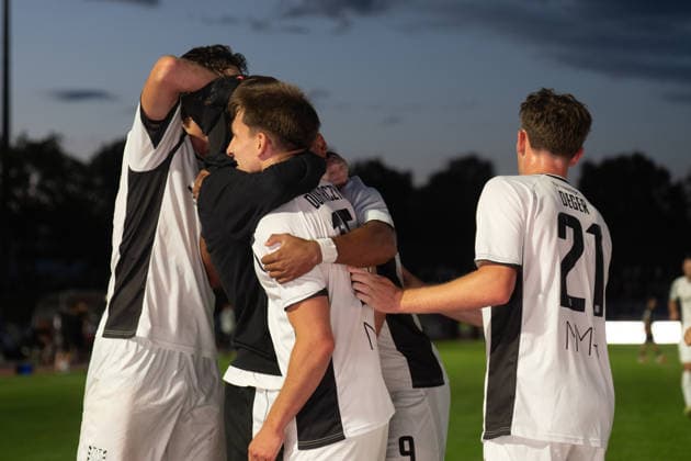 28.08.2026, xhfmx, Fussball Regionalliga Suedwest, SG Barockstadt Fulda-Lehnerz - FSV Frankfurt v.l. Filip Pandza (FSV Frankfurt), Cas Peters (FSV Frankfurt), Nick Doktorczyk (FSV Frankfurt), David Deger (FSV Frankfurt) bejubeln das 1:2 gegen Fulda. Tor, Goal, Jubel, Celebration Fulda