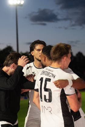 28.08.2026, xhfmx, Fussball Regionalliga Suedwest, SG Barockstadt Fulda-Lehnerz - FSV Frankfurt v.l. Cas Peters (FSV Frankfurt), Filip Pandza (FSV Frankfurt), Nick Doktorczyk (FSV Frankfurt), Godwin McDonald (FSV Frankfurt) bejubeln das 1:2 gegen Fulda. Tor, Goal, Jubel, Celebration Fulda