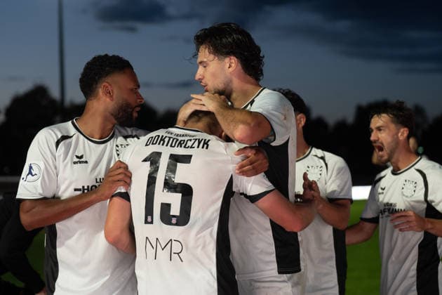 28.08.2026, xhfmx, Fussball Regionalliga Suedwest, SG Barockstadt Fulda-Lehnerz - FSV Frankfurt v.l. Godwin McDonald (FSV Frankfurt). Nick Doktorczyk (FSV Frankfurt), Filip Pandza (FSV Frankfurt) bejubeln das 1:2 gegen Fulda. Tor, Goal, Jubel, Celebration Fulda