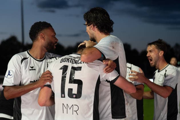 28.08.2026, xhfmx, Fussball Regionalliga Suedwest, SG Barockstadt Fulda-Lehnerz - FSV Frankfurt v.l. Godwin McDonald (FSV Frankfurt). Nick Doktorczyk (FSV Frankfurt), Filip Pandza (FSV Frankfurt) bejubeln das 1:2 gegen Fulda. Tor, Goal, Jubel, Celebration Fulda