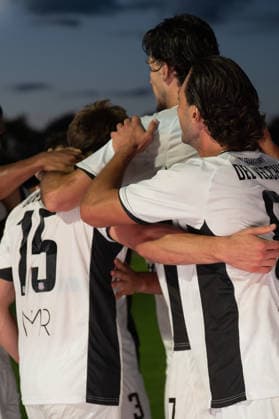 28.08.2026, xhfmx, Fussball Regionalliga Suedwest, SG Barockstadt Fulda-Lehnerz - FSV Frankfurt v.l. Godwin McDonald (FSV Frankfurt). Nick Doktorczyk (FSV Frankfurt), Filip Pandza (FSV Frankfurt) bejubeln das 1:2 gegen Fulda. Tor, Goal, Jubel, Celebration Fulda