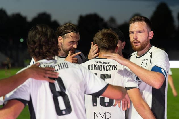 28.08.2026, xhfmx, Fussball Regionalliga Suedwest, SG Barockstadt Fulda-Lehnerz - FSV Frankfurt v.l. Giorgio Del Vecchio (FSV Frankfurt), Lukas Gottwalt (FSV Frankfurt), Nick Doktorczyk (FSV Frankfurt), Tim Weißmann (FSV Frankfurt) bejubeln das 1:2 gegen Fulda. Tor, Goal, Jubel, Celebration Fulda