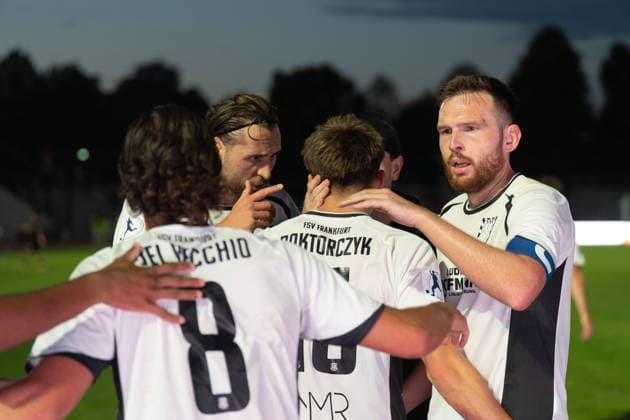 28.08.2026, xhfmx, Fussball Regionalliga Suedwest, SG Barockstadt Fulda-Lehnerz - FSV Frankfurt v.l. Giorgio Del Vecchio (FSV Frankfurt), Lukas Gottwalt (FSV Frankfurt), Nick Doktorczyk (FSV Frankfurt), Tim Weißmann (FSV Frankfurt) bejubeln das 1:2 gegen Fulda. Tor, Goal, Jubel, Celebration Fulda