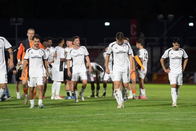 28.08.2026, xhfmx, Fussball Regionalliga Suedwest, SG Barockstadt Fulda-Lehnerz - FSV Frankfurt Die Spieler des FSV Frankfurt gehen zu den Fans. Fulda