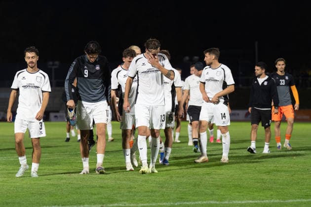 28.08.2026, xhfmx, Fussball Regionalliga Suedwest, SG Barockstadt Fulda-Lehnerz - FSV Frankfurt Die Spieler des FSV Frankfurt gehen zu den Fans. Fulda