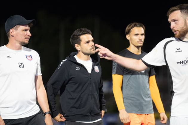 28.08.2026, xhfmx, Fussball Regionalliga Suedwest, SG Barockstadt Fulda-Lehnerz - FSV Frankfurt v.l. Victor Kleinhenz (Trainer FSV Frankfurt) im Austausch mit Tim Weißmann (FSV Frankfurt) Fulda