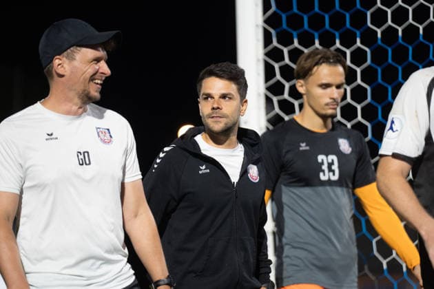 28.08.2026, xhfmx, Fussball Regionalliga Suedwest, SG Barockstadt Fulda-Lehnerz - FSV Frankfurt Victor Kleinhenz (Trainer FSV Frankfurt) im Austausch mit Tim Weißmann (FSV Frankfurt) Fulda