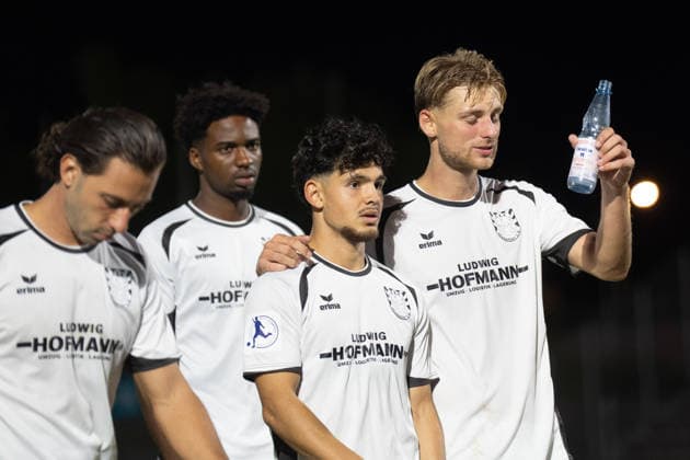 28.08.2026, xhfmx, Fussball Regionalliga Suedwest, SG Barockstadt Fulda-Lehnerz - FSV Frankfurt Elias Adam Breir (FSV Frankfurt), Phil Kemper (FSV Frankfurt) im Austausch Fulda