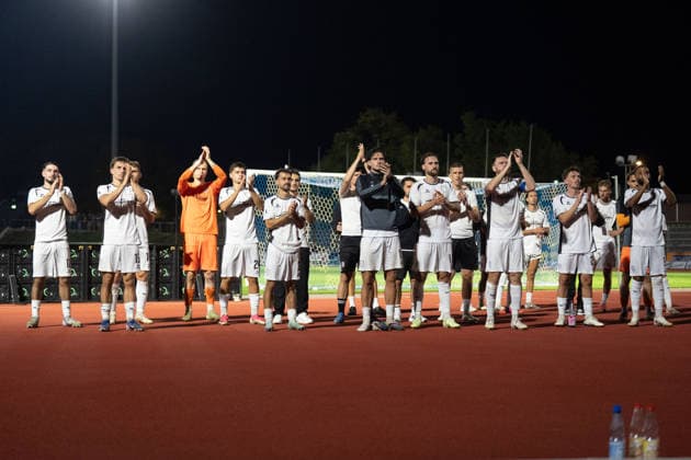 28.08.2026, xhfmx, Fussball Regionalliga Suedwest, SG Barockstadt Fulda-Lehnerz - FSV Frankfurt Die Spieler des FSV Frankfurt bedanken sich bei den Fans Fulda