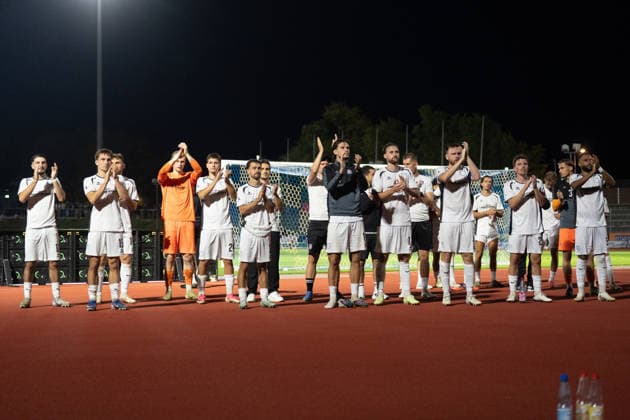 28.08.2026, xhfmx, Fussball Regionalliga Suedwest, SG Barockstadt Fulda-Lehnerz - FSV Frankfurt Die Spieler des FSV Frankfurt bedanken sich bei den Fans Fulda