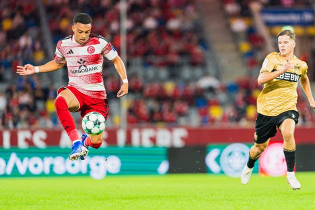 Steven van der Sloot (Fortuna Düsseldorf, 02) bei der Ballannahme verfolgt von Oliver Roelke (VFB Stuttagrt II, 11) Fortuna Duesseldorf vs. VFB Stuttgart II, Fussball, 3.Liga, 03.Spieltag, Saison 2026 27, 28.08.2026, DFL REGULATIONS PROHIBIT ANY USE OF PHOTOGRAPHS AS IMAGE SEQUENCES AND OR QUASI-VIDEO, Fortuna Duesseldorf vs. VFB Stuttgart II, Fussball, 3.Liga, 3.Spieltag, Saison 2026 27, 28.08.2026 Düsseldorf Copyright: xEibner-Pressefoto LukasxBaldygax EP_LBA